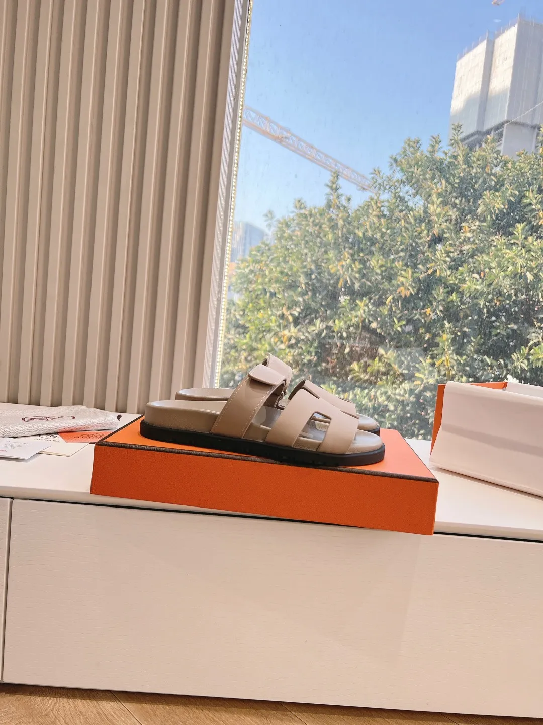 👟👟Ex-factory price 440👟👟 Men's size +10 H family 2024 spring and summer new style HERMES Hermes' recently popular couple's shoes, pig nose angle sandals and slippers, paired with various colorful socks, extremely trendy. Upper lining: imported original material. Outsole: non-slip and wear-resistant outsole. Size: Female 35-42 (40/42 non-returnable and non-exchangeable) Men’s size: 39-45 (45 is non-refundable and non-exchangeable)